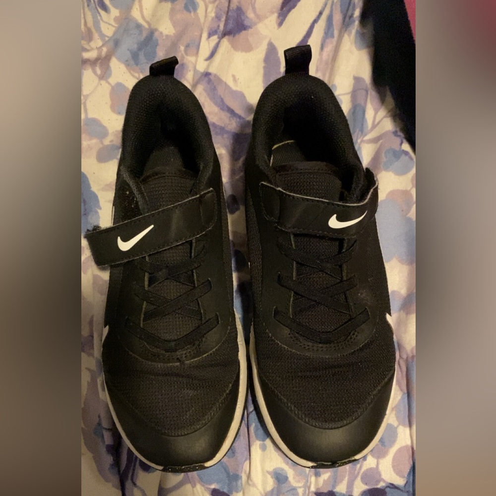 Kids Nike size 3Y Omni multi-court shoes